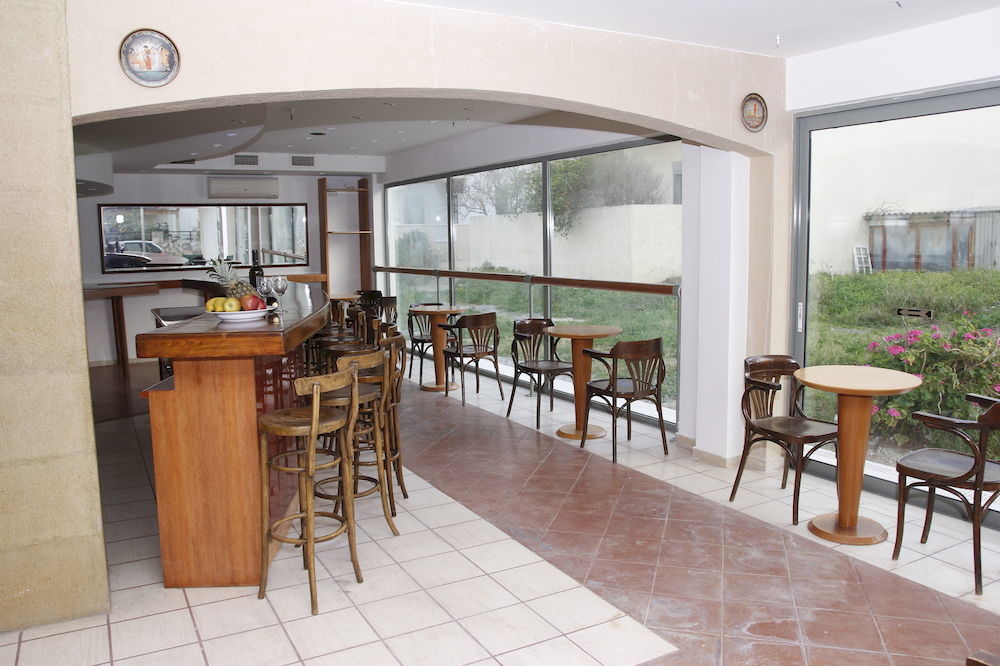 Athina Inn Херсониссос Экстерьер фото